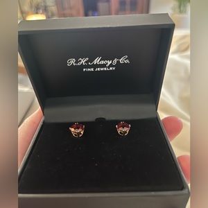 Garnet Stud earrings